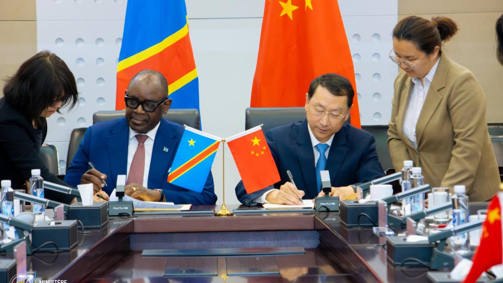 Signature entre les deux parties 