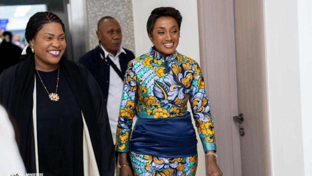 De g-d, Mme Fifi Masuka la gouverneure de Lualaba et Mme Julie Shiku, ministre du Portefeuille.