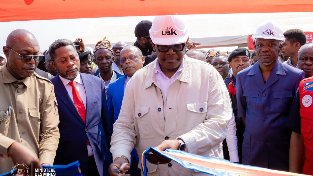 Louis Watum lançant les activités de prospection géologique du projet MICKA à Mbujimayi.