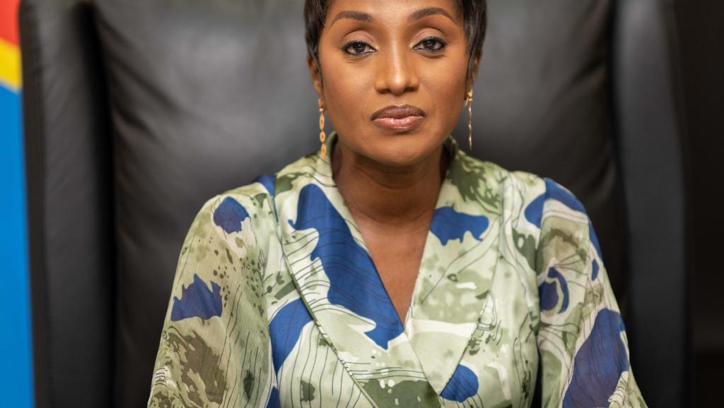Ministre du Portefeuille, Mme July Shiku.