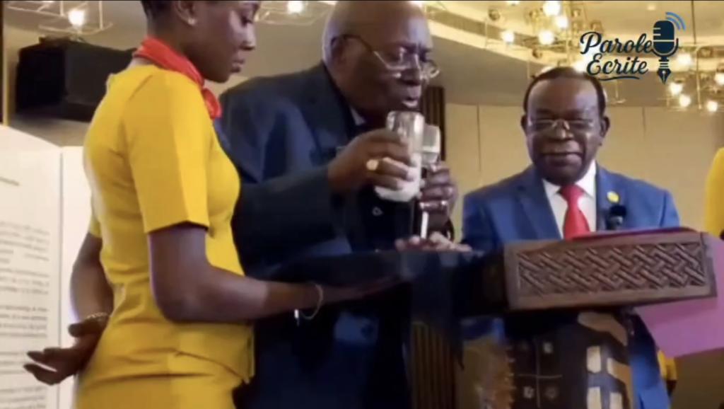 Le baptême du livre du professeur Bahati Lukuebo.