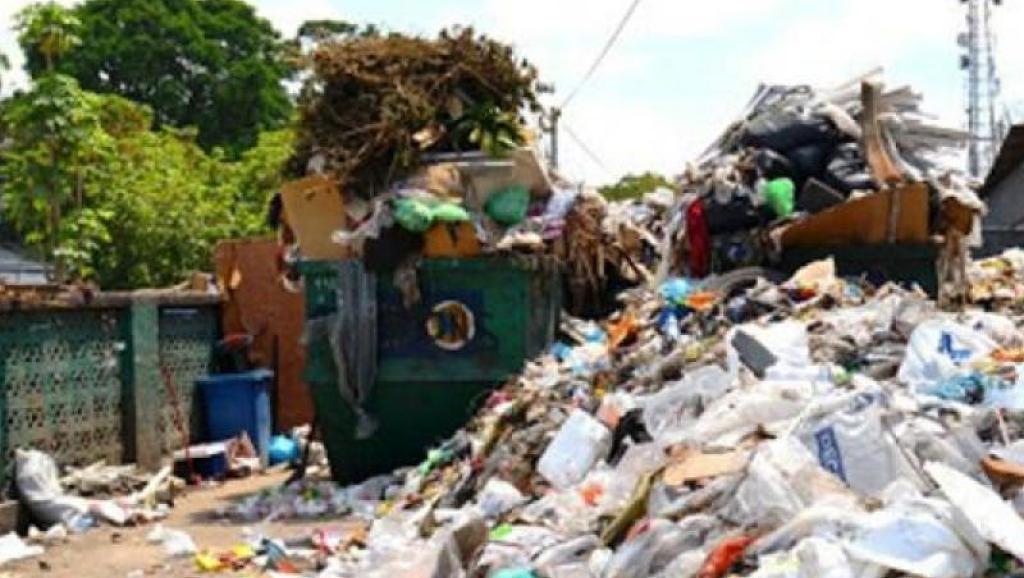 Des déchets plastiques envahissent la ville de Kinshasa.