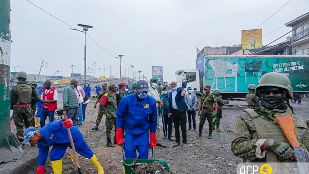 Les bâtisseurs de la nation en plein service de salubrité de Kinshasa.
