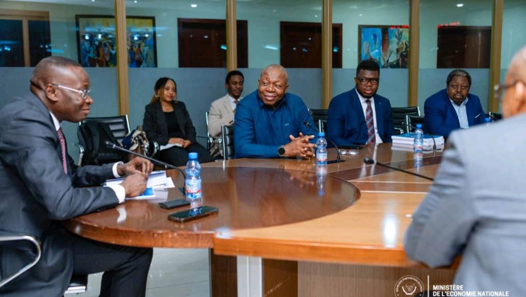 Le VPM Daniel Mukoko Samba à l'écoute de la délégation du Corps de l'élite scientifique de l'UDPS/Tshisekedi.
