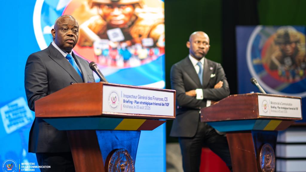 L'IGF Christophe Bitasimwa co animant un briefing spécial avec le ministre Patrick Muyaya.