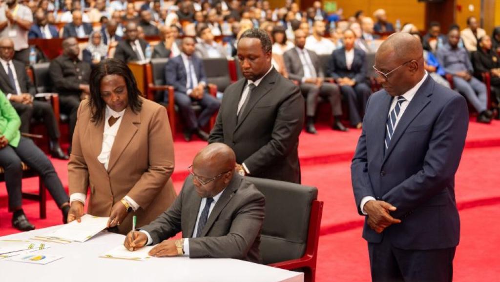 Le ministre de l’Énergie, le Dr Juma Zuberi Homera, signe les permis d’exploration.