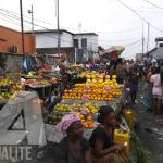 Les étalages des petits commerçants au marché de l'UPN