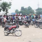 Des motocyclistes sur un parking à Kinshasa 
