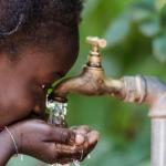 Une enfant buvant l'eau de la Regideso. Photo d'illustration 