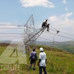 Des agents de la SNEL en intervention sur une ligne haute tension. Photo d'illustration