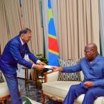 Le président de la République Félix Tshisekedi recevant l'invitation pour l'inauguration de la nouvelle usine de PEPSI à Kinshasa 