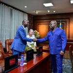 Félix Tshisekedi serrant la main du DG de Kobold metals