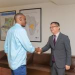 Photo du nouveau ministre d'Infrastructures et l'ambassadeur chinois en RDC lors de leur rencontre