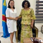 L'ambassadrice belge en RDC, Roxane de Bilderling, et la nouvelle ministre de l'Environnement  et Développement durable, Nyange Ndambo, après leur rencontre 
