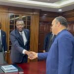Teddy Lwamba et Fabrice Lusinde, respectivement directeur général entrant et sortant, lors de la remise et reprise ce jeudi à Kinshasa 