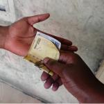 Perception de l'argent à la main 