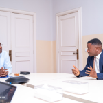Lors d'un échange entre le ministre en charge du Plan, Guylain Nyembo, et le député national André Mushongo, élu de Tshikapa, lundi 26 janvier 2026