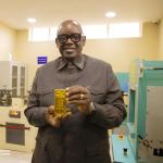 Louis Watum dans l'usine de raffinerie de l'or 