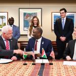 Washington, 10 mars 2026. Le ministre burundais des Ressources minières Hassan Kibeya (au centre) serre la main de Chris Showalter, directeur général de Lifezone Metals (à gauche), en présence de Christopher Kulukundis (à droite), conseiller spécial au bureau des affaires africaines du département d'État américain. La cérémonie, organisée au département d'État, a également vu la signature d'un mémorandum d'entente entre le Burundi et KoBold Metals portant sur la numérisation des archives géoscientifiques