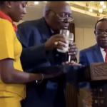 Le baptême du livre du professeur Bahati Lukuebo.