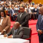Le ministre de l’Énergie, le Dr Juma Zuberi Homera, signe les permis d’exploration.