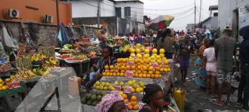 Les étalages des petits commerçants au marché de l'UPN