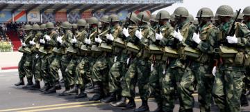 MILITAIRES EN DEFILE