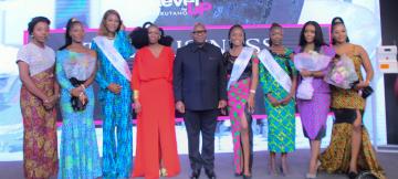 Le Premier Ministre Sama Lukonde posant avec les femmes entrepreneures 