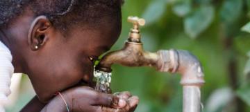 Une enfant buvant l'eau de la Regideso. Photo d'illustration 