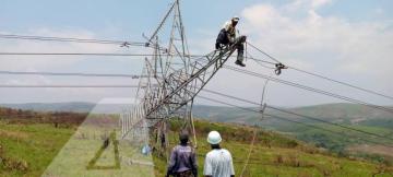 Des agents de la SNEL en intervention sur une ligne haute tension. Photo d'illustration