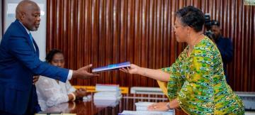 La PM Judith Suminwa remettant le Projet de loi de Finances 2025 entre les mains du président de l'Assemblée nationale Vital Kamerhe 