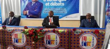 Au milieu, Guy Mboyo, ministre congolais de l'aménagement du territoire