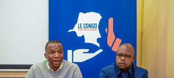 Les membres du CNPAV Jimmy Kande et Jimmy Munguriek , lors d'une conférence de presse à Kinshasa