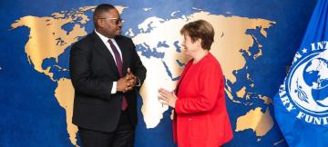 Doudou Fwamba, ministre congolais des Finances et avec Kristalina Georgieva, directrice générale du Fonds monétaire international (FMI), à Washington