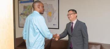 Photo du nouveau ministre d'Infrastructures et l'ambassadeur chinois en RDC lors de leur rencontre