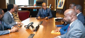 Le ministre du Budget Adolphe Muzito et les élus provinciaux ce mardi 9 septembre 2025