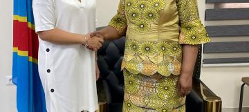 L'ambassadrice belge en RDC, Roxane de Bilderling, et la nouvelle ministre de l'Environnement  et Développement durable, Nyange Ndambo, après leur rencontre 