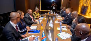 Doudou Fwamba, ministre de Finances, et la délégation de la Banque africaine du Développement, à Kinshasa.