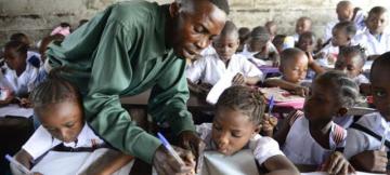 Photo d'illustration d'un enseignant en classe 