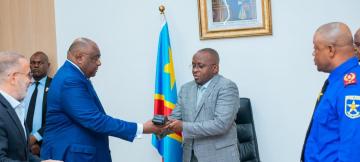 Le ministre de l'Intérieur, Jacquemin Shabani, et le ministre de Transports, Jean-Pierre Bemba lors de la remise du dispostif de verification de permis de conduire à Kinshasa