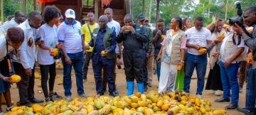 Le ministre Mohindo Nzangi lors du lancement de la campagne agricole dans la province de Tshopo, devant une culture de cacao