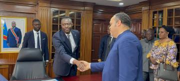 Teddy Lwamba et Fabrice Lusinde, respectivement directeur général entrant et sortant, lors de la remise et reprise ce jeudi à Kinshasa 