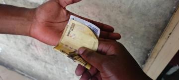 Perception de l'argent à la main 