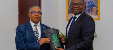 lors d’une réunion stratégique tenue à Kinshasa entre le Ministre du Commerce Extérieur, Julien Paluku Kahongya, et l’Ambassadeur d’Éthiopie en RDC