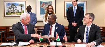 Washington, 10 mars 2026. Le ministre burundais des Ressources minières Hassan Kibeya (au centre) serre la main de Chris Showalter, directeur général de Lifezone Metals (à gauche), en présence de Christopher Kulukundis (à droite), conseiller spécial au bureau des affaires africaines du département d'État américain. La cérémonie, organisée au département d'État, a également vu la signature d'un mémorandum d'entente entre le Burundi et KoBold Metals portant sur la numérisation des archives géoscientifiques