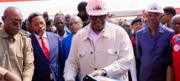 Louis Watum lançant les activités de prospection géologique du projet MICKA à Mbujimayi.