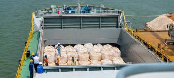 Première exportation régionale de concentrés de lithium depuis le port de Kalemie.