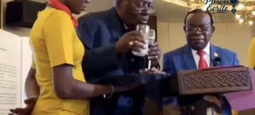 Le baptême du livre du professeur Bahati Lukuebo.