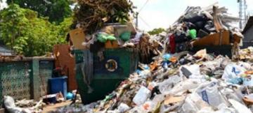 Des déchets plastiques envahissent la ville de Kinshasa.