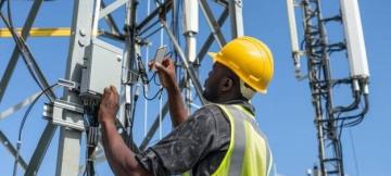 Installation des pylônes de télécommunications.